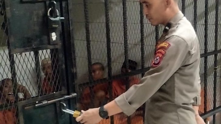 Personel Sattahti Polresta Tangerang selalu senantiasa melakukan pengecekkan keamanan ruang tahanan