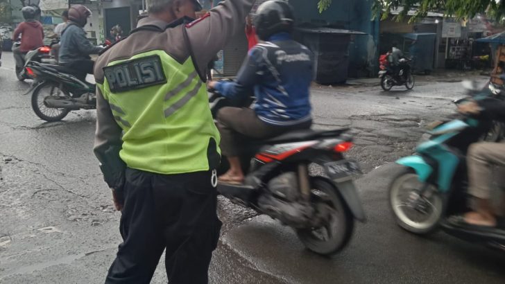 Unit Lantas Polsek Balaraja Lakukan TPTKP Kejadian Kecelakaan Lalu Lintas