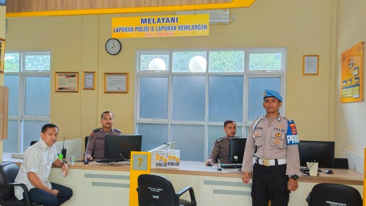 Anggota Sat Intelkam Polresta Tangerang Brigadir Merry memberikan pelayanan terhadap masyarakat tentang penerbitan SKCK (Surat Keterangan Catatan Kepolisian)