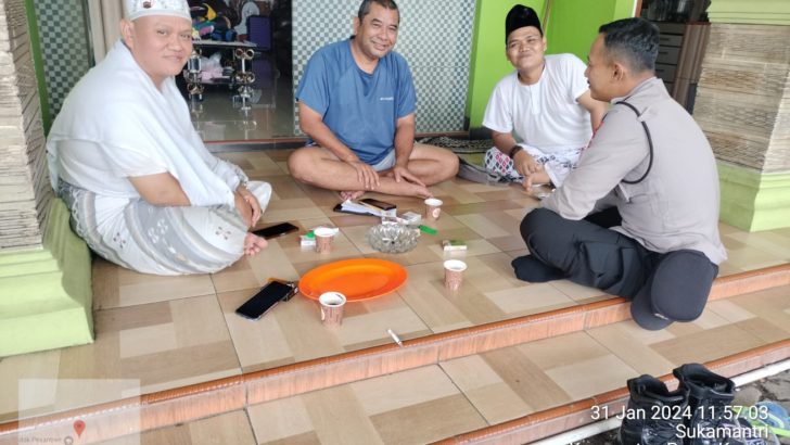 Anggota Samapta Melaksanakan Patroli Dialogis Bersama Warga Kampung Cilongok Sukamantri