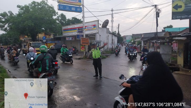 Aipda Doni Sinambela Mengatur Lalulintas Di Pagi Hari Bentuk Pelayanan Polri Kepada Masyarakat
