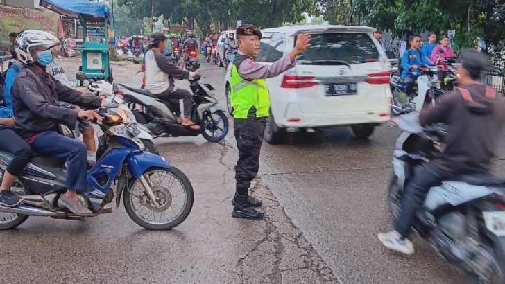 Mengatur Lalulintas Di Pagi Hari Bentuk Pelayanan Polri Kepada Masyarakat