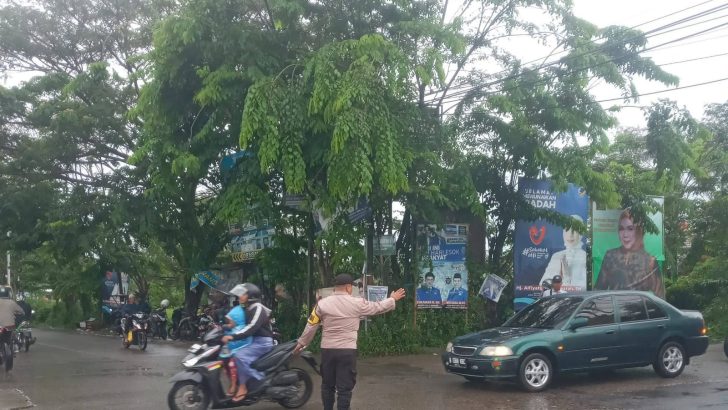 Bripka Ade Irvan Mengatur Lalulintas Di Pagi Hari Bentuk Pelayanan Polri Kepada Masyarakat