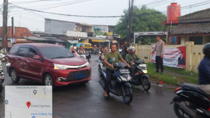 Ipda Budi Wahono Mengatur Lalulintas Di Pagi Hari Bentuk Pelayanan Polri Kepada Masyarakat