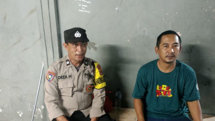 Bhabinkamtibmas Polsek Balaraja Polresta Tangerang giat Sambang warga door to door di Darkum Polsek BalarajaBhabinkamtibmas Polsek Balaraja Polresta Tangerang giat Sambang warga door to door di Darkum Polsek Balaraja