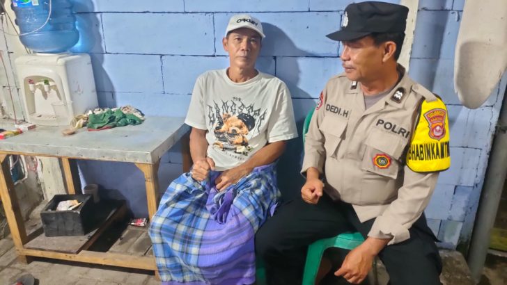 Bhabinkamtibmas Polsek Balaraja Polresta Tangerang giat Sambang warga door to door di Darkum Polsek BalarajaBhabinkamtibmas Polsek Balaraja Polresta Tangerang giat Sambang warga door to door di Darkum Polsek Balaraja