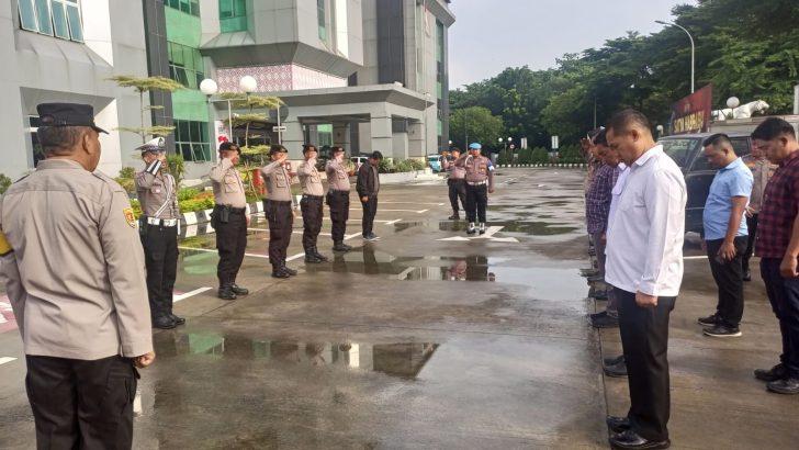 Anggota Sat Intelkam Polresta Tangerang melaksanakan Apel serah terima piket Fungsi di Halaman Mapolresta Tangerang
