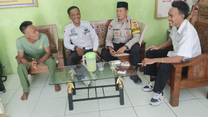Tri Brata – Bhabinkamtibmas Aipda Rahmat MST Giat Sambang dan Patroli Dialogis di Kantor Desa Kubang Darkum Polsek Balaraja