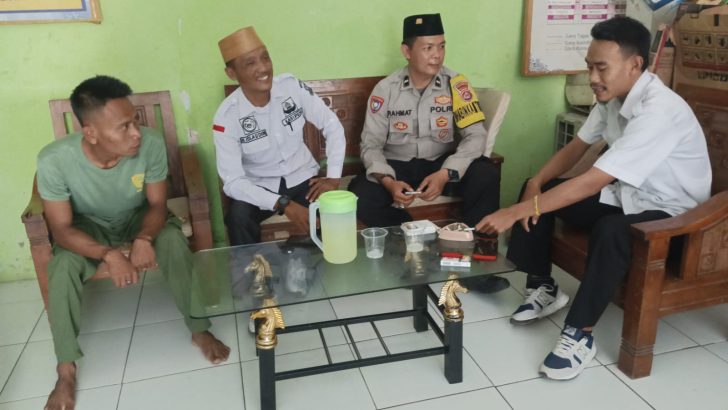 Bhabinkamtibmas Polsek Balaraja Polresta Tangerang giat Sambang ke Tokoh Agama, Tokoh Masyarakat dan Warga Desa Kubang Darkum Polsek Balaraja.