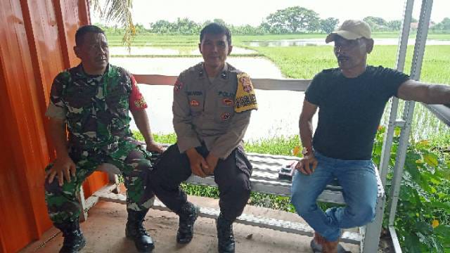 Pak Bhabin dan Babinsa kunjungi warga di Desa dalam rangka menjalin Sinergitas TNI-Polri dengan warga di Desa