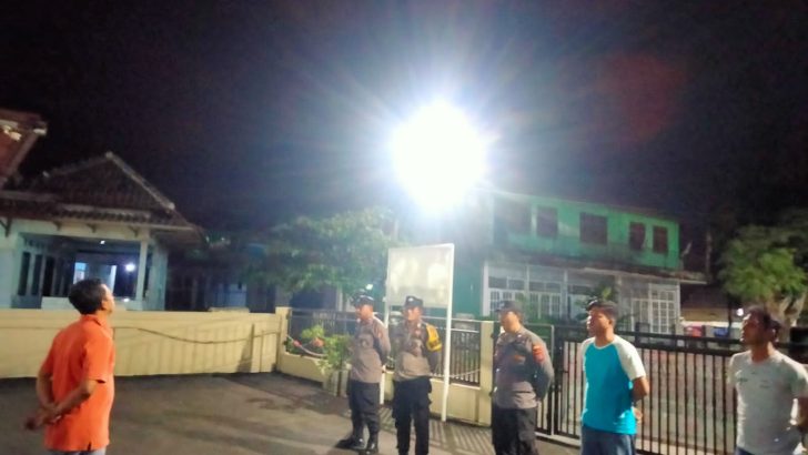 Melanjutkan tugas rutin, Pawas Polsek Kresek pimpin Apel Malam di halaman Mapolsek Kresek.