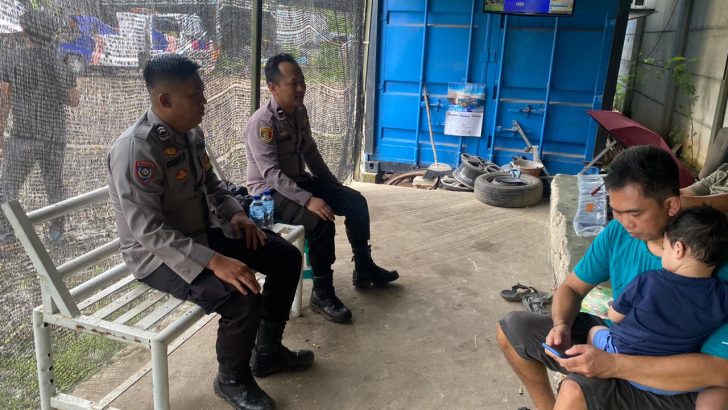 Tigaraksa_/…. Sebagai wujud kedekatan Polisi dengan warga masyarakat, kegiatan Bhabinkamtibmas tidak hanya melakukan sambang maupun sosialisasi, namun secara rutin juga mendatangi atau silaturahmi langsung dari rumah ke rumah atau door to door system (DDS) di desa binaannya.