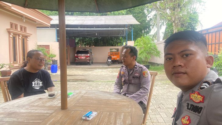 Tigaraksa_/…. Sebagai wujud kedekatan Polisi dengan warga masyarakat, kegiatan Bhabinkamtibmas tidak hanya melakukan sambang maupun sosialisasi, namun secara rutin juga mendatangi atau silaturahmi langsung dari rumah ke rumah atau door to door system (DDS) di desa binaannya.