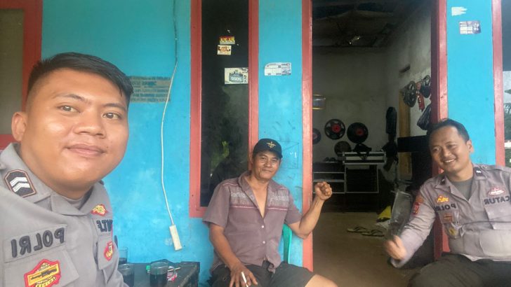 Tigaraksa_/…. Sebagai wujud kedekatan Polisi dengan warga masyarakat, kegiatan Bhabinkamtibmas tidak hanya melakukan sambang maupun sosialisasi, namun secara rutin juga mendatangi atau silaturahmi langsung dari rumah ke rumah atau door to door system (DDS) di desa binaannya.