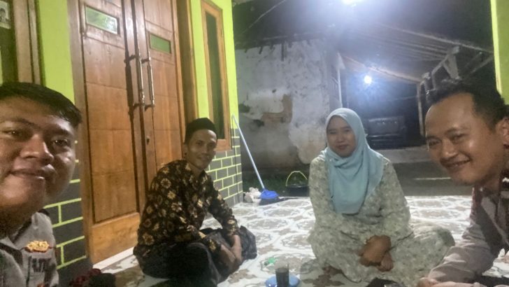 Tigaraksa_/…. Sebagai wujud kedekatan Polisi dengan warga masyarakat, kegiatan Bhabinkamtibmas tidak hanya melakukan sambang maupun sosialisasi, namun secara rutin juga mendatangi atau silaturahmi langsung dari rumah ke rumah atau door to door system (DDS) di desa binaannya.