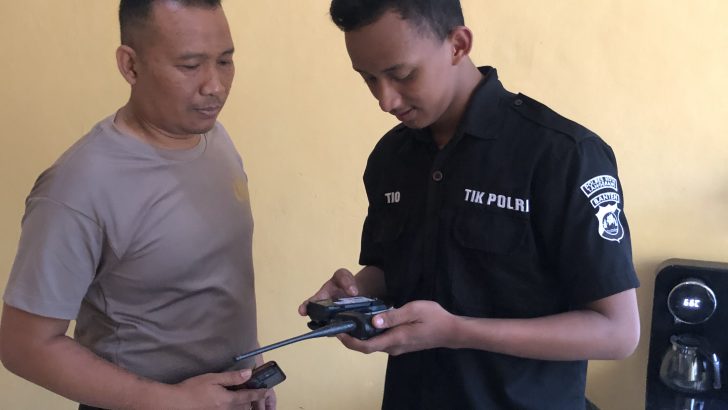 Personil Sitik Melakukan Pengecekan HT
