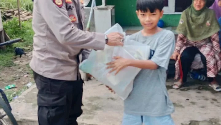 Wakapolsek Balaraja Polresta Tangerang bagi bagi Sembako Anak Yatim Piatu