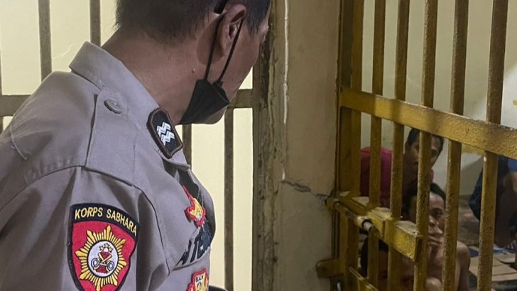 Demi terjaganya keamanan, Personil Polsek Kresek lakukan pengecekan rutin ruang Tahanan Polsek Kresek