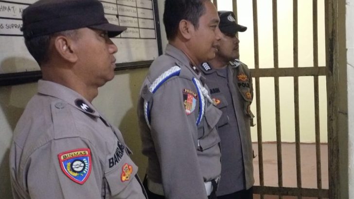 Personil Polsek Kresek tetap Siaga menjaga keamanan Mapolsek Kresek