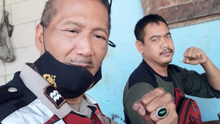 Polisi RW Polsek Kresek tak henti-hentinya kunjungi warga di Desa guna pendekatan diri kepada warga di Binaannya di Desa.