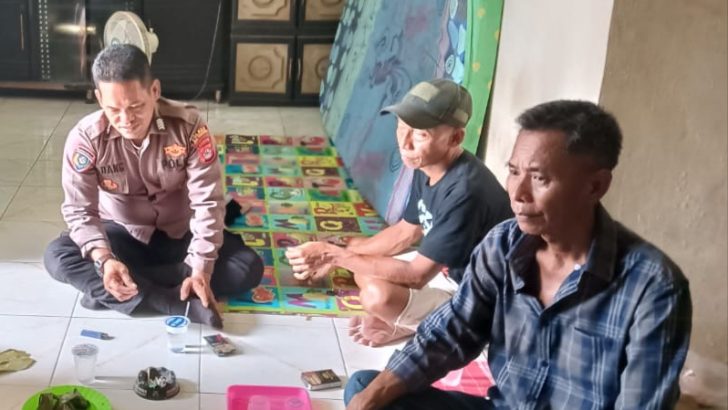 Anggota Polsek Kresek lalukan Patroli Sambang di Desa, sebagai bentuk upaya pendekatan diri dengan masyarakat.