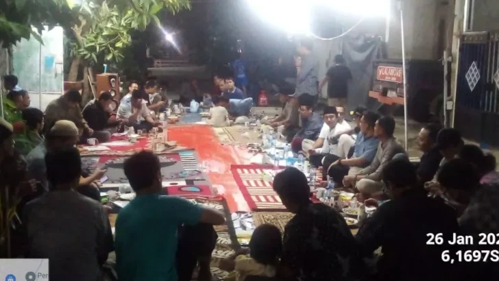 Babinkamtibmas laksanakan Pengaman dan Monitoring Kegiatan (Bintek) Pemilu 2024 pada KPU kabupaten Tangerang sampai tengah malam