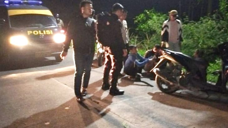 Upaya mencegah kejahatan jalanan, personil Polsek Kresek lakukan Patroli Mobile dimalam hari.
