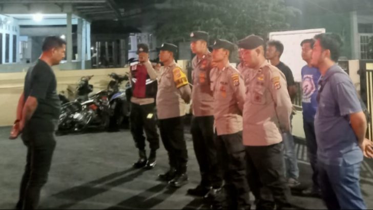 Melanjutkan tugas rutin, Pawas Polsek Kresek pimpin Apel Malam di halaman Mapolsek Kresek.