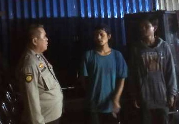 Tetap semangat menjalankan tugas rutin menjaga Harkamtibmas diwilayah, Polsek Kresek lakukan Patroli Mobile dan Dialogis.