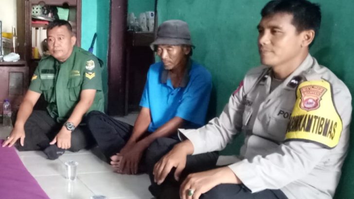 Pak Bhabin dan Babinsa kunjungi warga di Desa dalam rangka menjalin Sinergitas TNI-Polri dengan warga di Desa