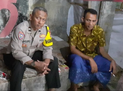 Polisi RW Polsek Kresek tak henti-hentinya kunjungi warga di Desa guna pendekatan diri kepada warga di Binaannya di Desa.