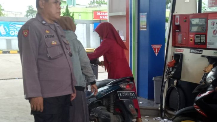 Pastikan lokasi Objek Vital di wilayah aman, Polsek Kresek lakukan Patroli Mobile dan Dialogis di SPBU Kemuning Kecamatan Kresek.