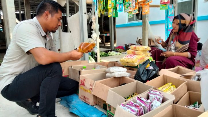 Menjaga Harkamtibmas aktivitas masyarakat, Polsek Kresek lakukan Patroli Mobile di Pasar Kresek.