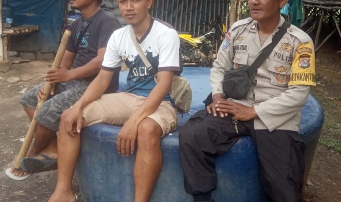Tetap semangat menjalankan tugas rutin menjaga Harkamtibmas diwilayah, Polsek Kresek lakukan Patroli Mobile dan Dialogis.