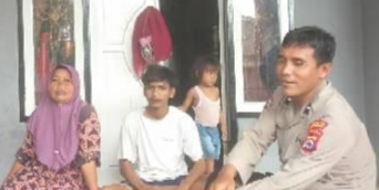 Anggota Polsek Kresek lalukan Patroli Sambang di Desa, sebagai bentuk upaya pendekatan diri dengan masyarakat.