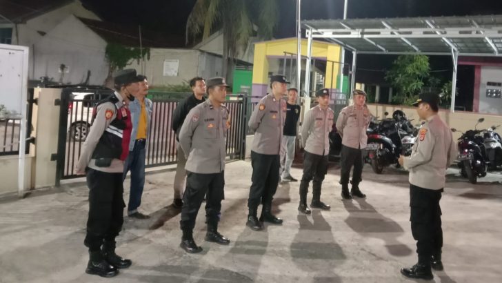 Melanjutkan tugas rutin, Pawas Polsek Kresek pimpin Apel Malam di halaman Mapolsek Kresek.