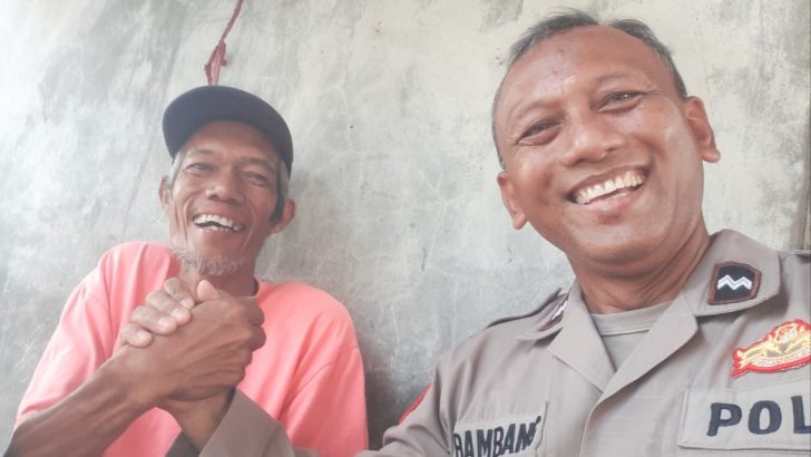 Polisi RW Polsek Kresek tak henti-hentinya kunjungi warga di Desa guna pendekatan diri kepada warga di Binaannya di Desa.