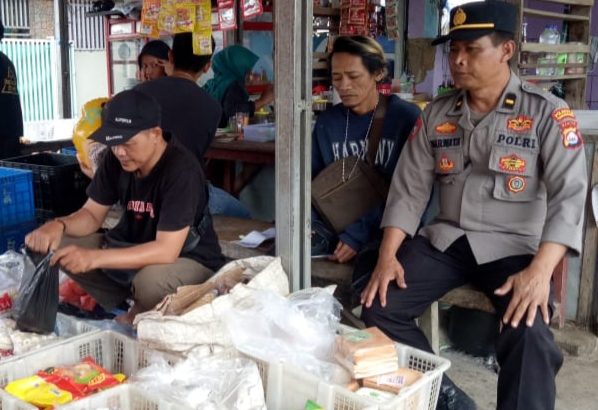 Menjaga Harkamtibmas aktivitas masyarakat, Polsek Kresek lakukan Patroli Mobile di Pasar Kresek.