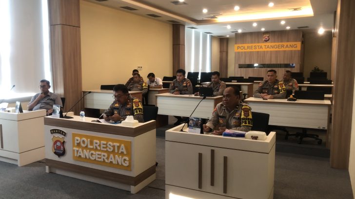 Personil Sitik Polresta Tangerang Melakukan Penyiapan Zoom Meeting Anev Omb