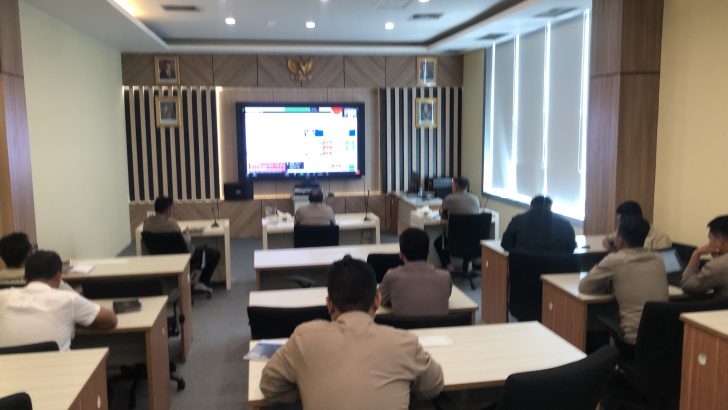 Personil Sitik Polresta Tangerang Melakukan Penyiapan Zoom Meeting