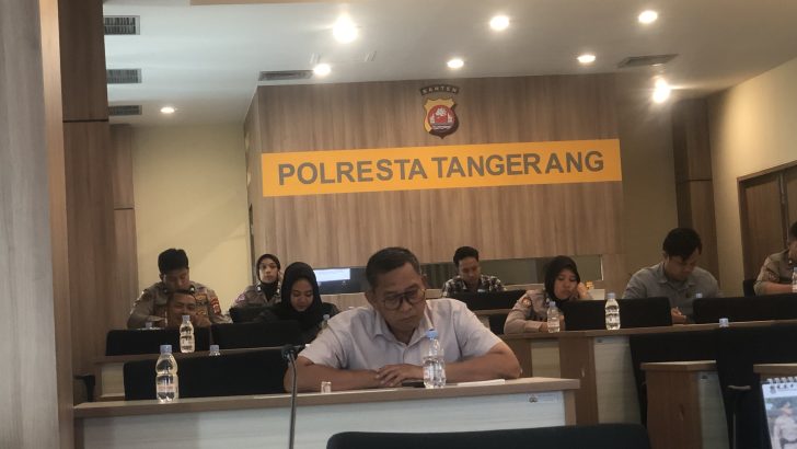 Personil Sitik Polresta Tangerang Melakukan Penyiapan Zoom Meeting Anev Program Quiqwins