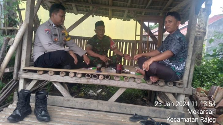 Binamas dan Babinsa desa Mekarsari sambangi warga dan berikan edukasi Kamtibmas
