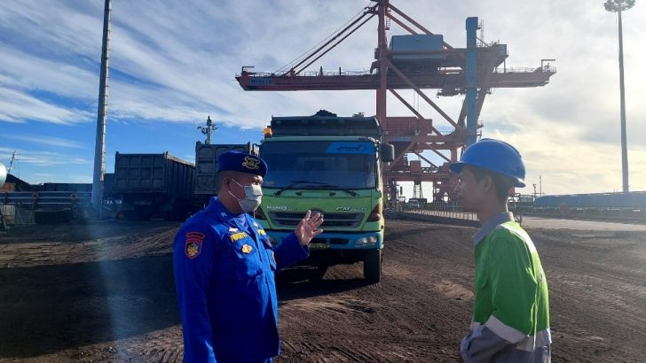 Ciptakan Kedekatan Dengan Masyarakat Satpolairud Laksanakan Patroli Pesisir