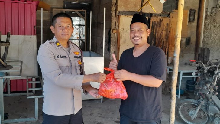 Kapospol Kutabumi Iptu Kalis Berikan Sembako Kepada Warga wilayah Pasar Kemis