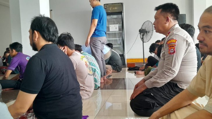 Laksanakan Ibadah Sholat Jumat Berjamaah, Sebagai Bentuk Kedekatan Polisi Dengan Masyarakat