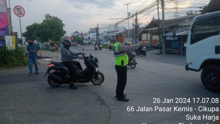 Panit Lantas Polsek pasar kemis Aiptu Usman Melaksanan rutinitas pengaturan jalan sore hari