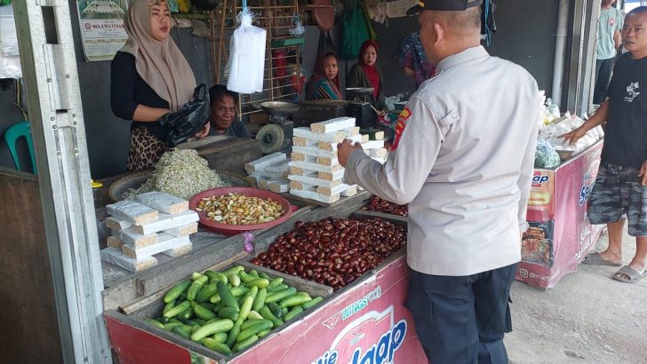 Laksanakan Sambang, Satbinmas Berikan himbauan kepada Pedagang di pasar