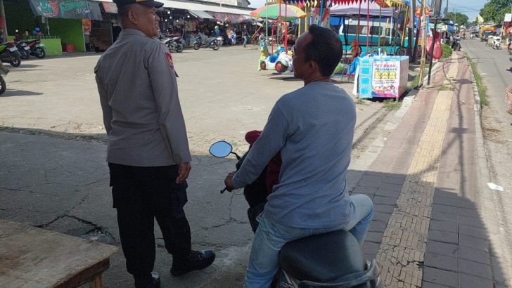 Satbinmas sambang pasar cisoka, berikan himbauan kamtibmas kepada masyarakat