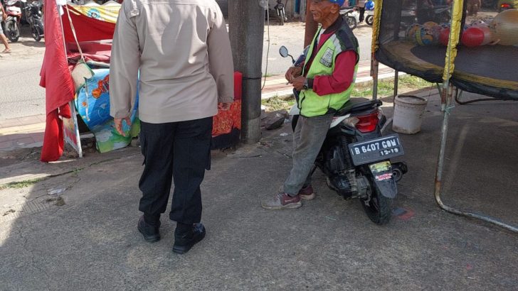 Sambangi Tukang Parkir, Anggota Satbinmas Berikan Pesan Kamtibmas