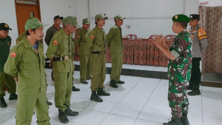 Jelang Pemilu 2024, Pak Bhabin dan Babinsa Sindang Panon Beri Pelatihan Linmas di Desa Sindang Panon